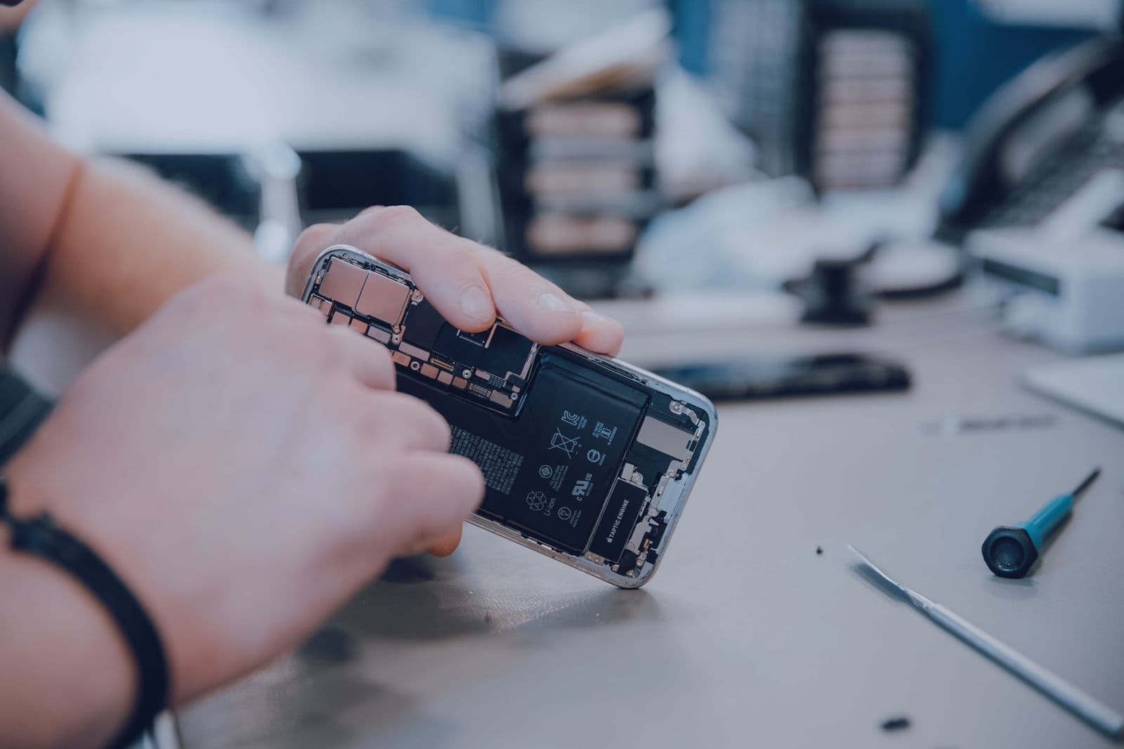 Board-Level-Reparatur eines Smartphones
